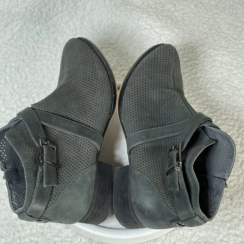 Vince Camuto Booties Womens US 7.5 Gray Leather Cushioned 1 Inch Heel